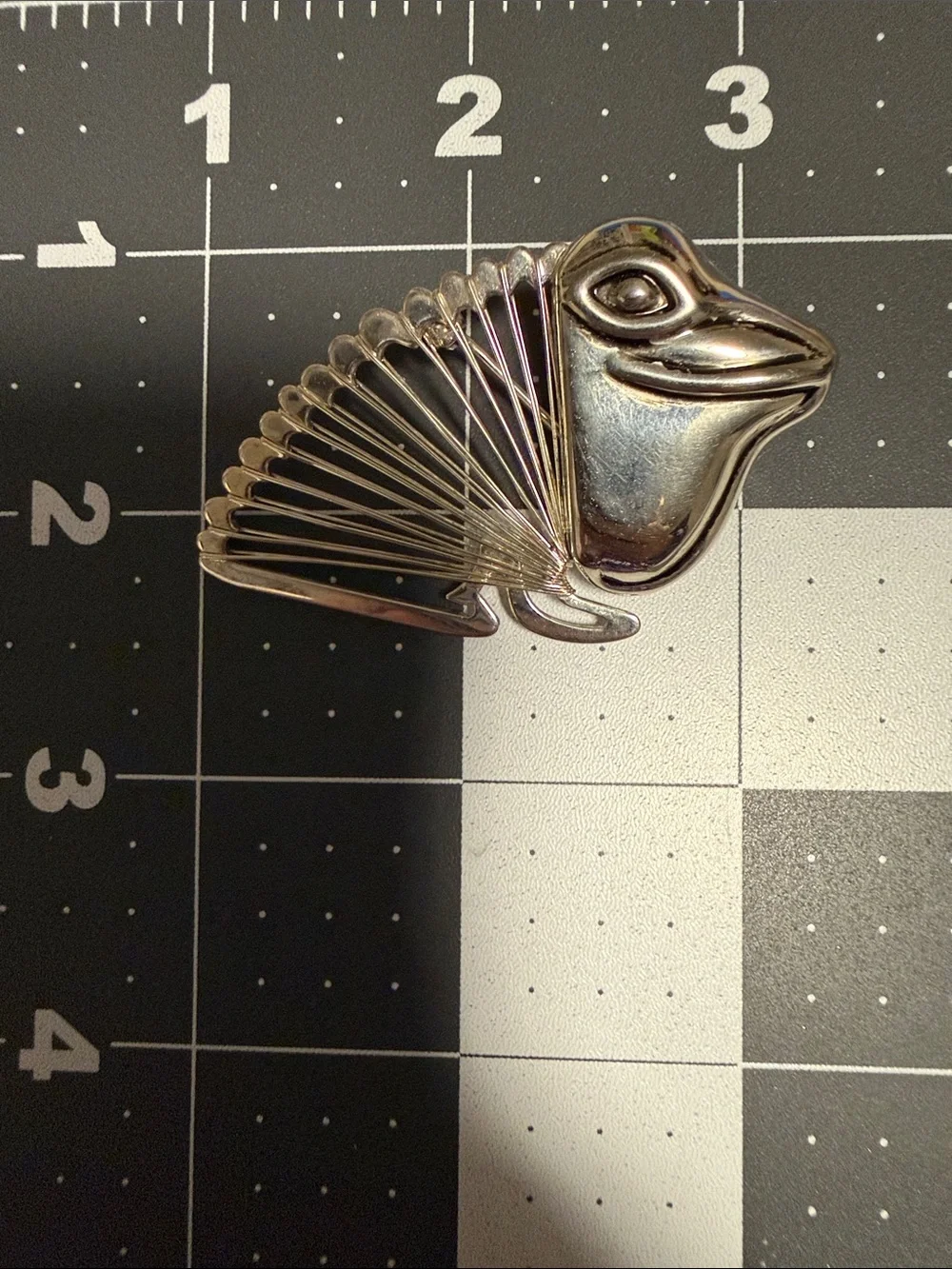 Vintage Silver Tone Frog Brooch Pendant: Sculptural Wire Design